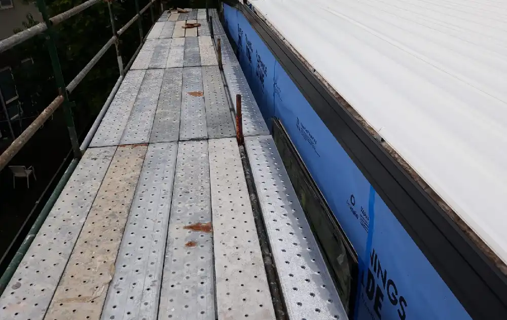 Roof scaffolding